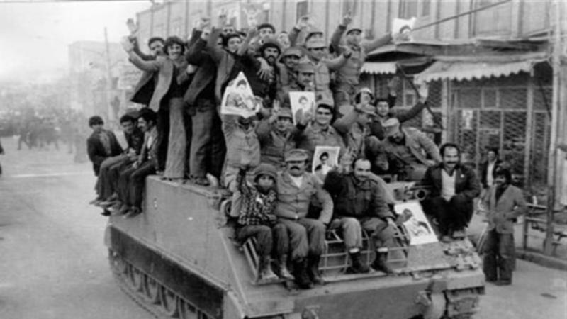 Imam Khamenei’s prostration in gratitude upon hearing a piece of news on Radio